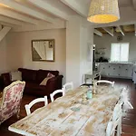 Gîte Merlot 8p with shared swimming pool Hébergement de vacances Teuillac